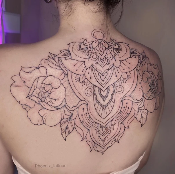 Лайнворк Mandala, Flower tattoo на Верхняя часть спины