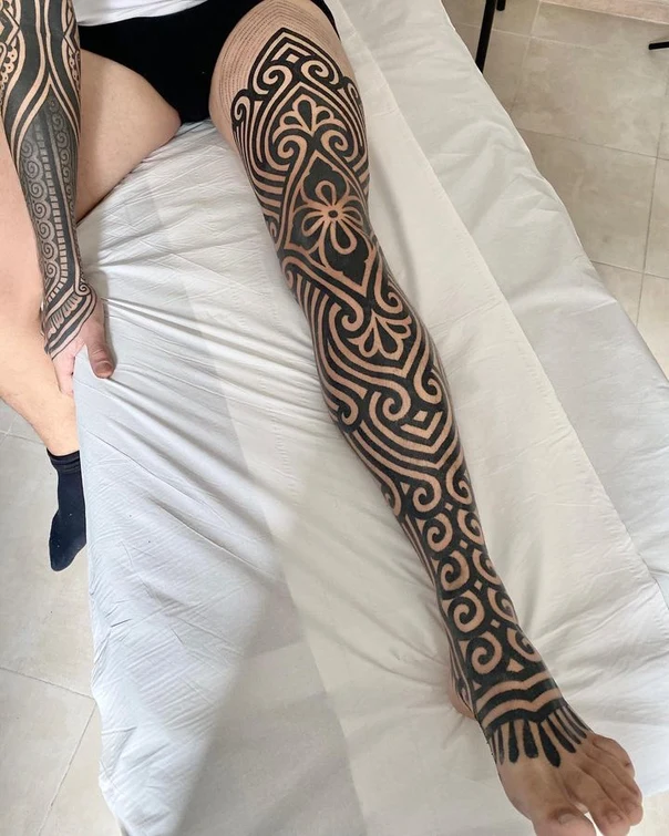 Blackwork Geometric, Swirls tattoo on Full leg