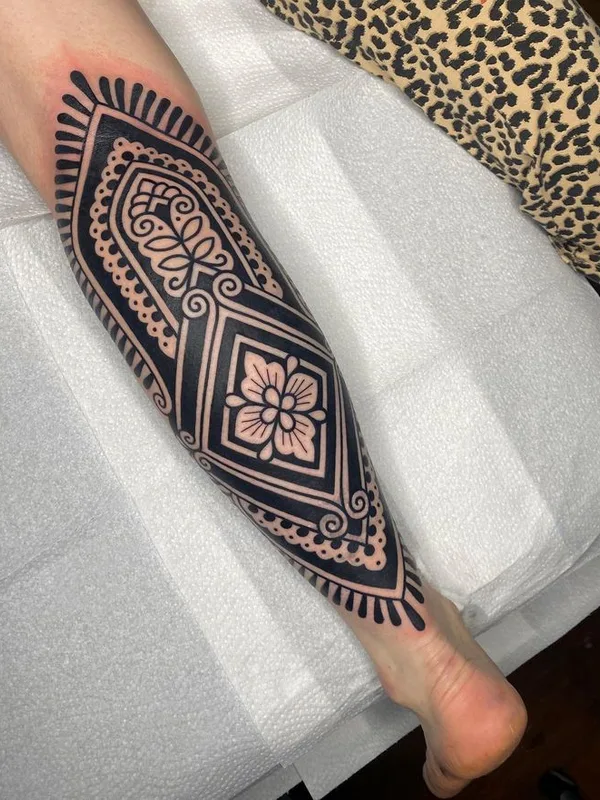 black blackwork tattoo auf calf #64511 | Tätowierer Andrea Scollo