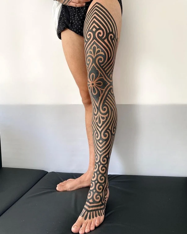 Geometric Geometric, Swirls tattoo on Full leg