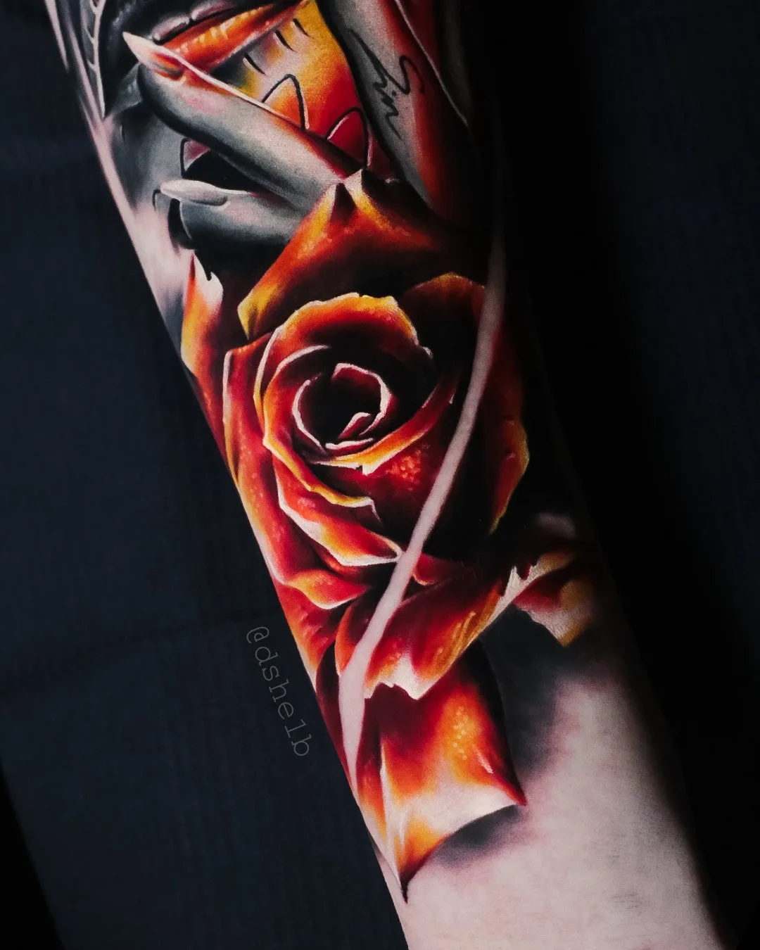 Ein lebhaftes, realistisches Rosen-Tattoo mit detaillierten Schattierungen und Farbverläufen, das das Licht auf den Blütenblättern zeigt.