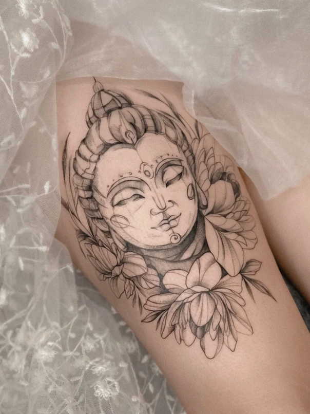 Чёрно-серая Buddha, Flowers tattoo на Thigh