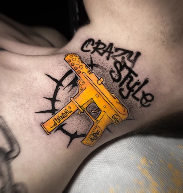 Графика Gun, Lettering tattoo на Шея
