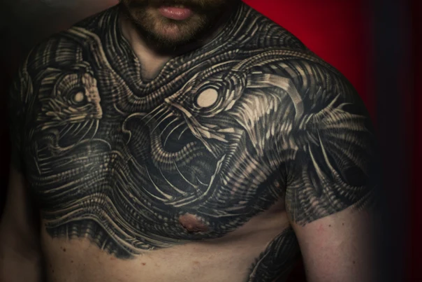 Биомеханика Organic, Abstract tattoo на Грудь