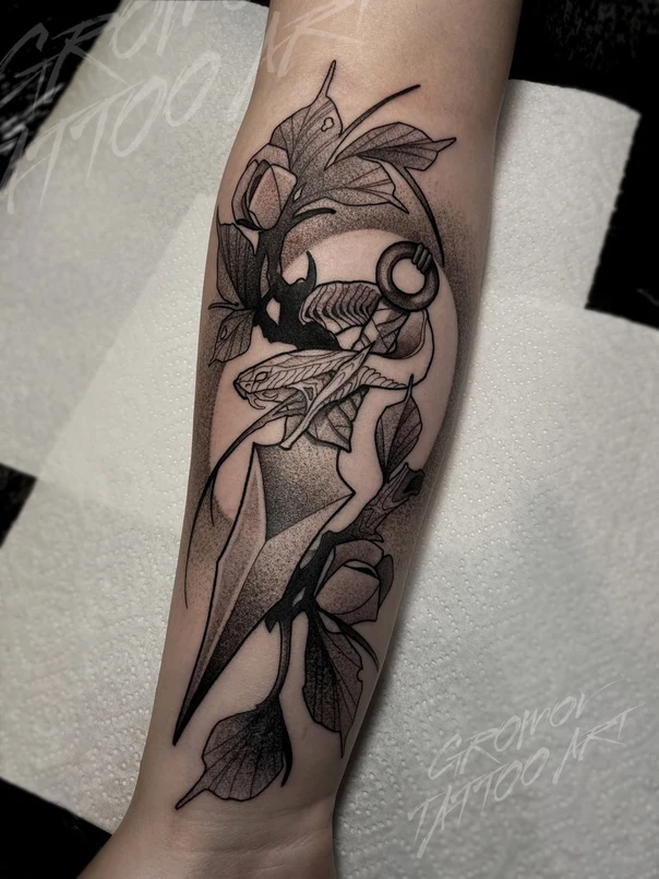 Блэкворк Snake, Dagger tattoo на Предплечье