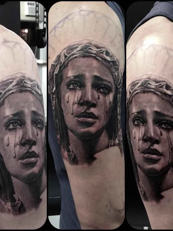 female black and grey realism 纹身 在 upper arm #9729 | 纹身师 Veronica Imbo