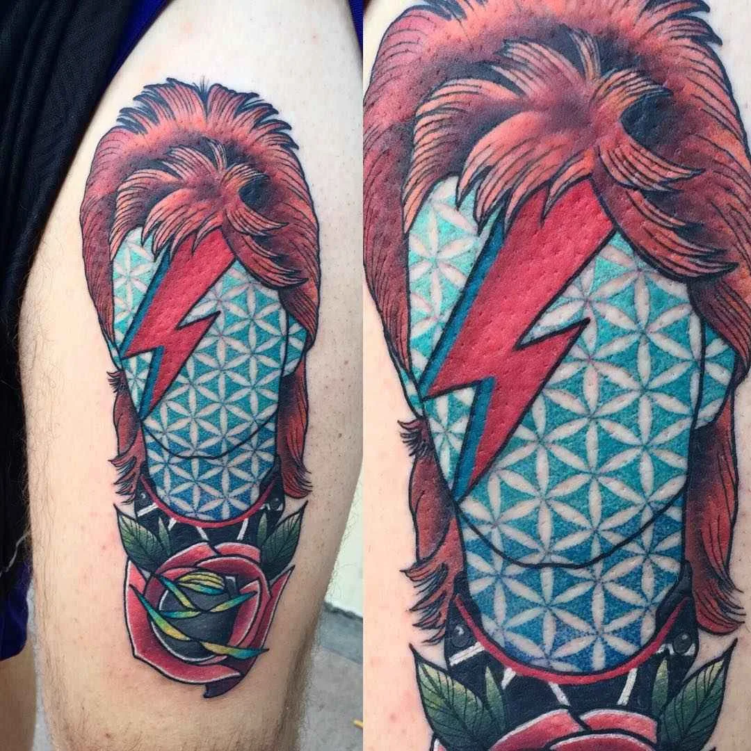 Artista dei tatuaggi Jay Joree, stile neo tradizionale colorato, ritratto astratto, tatuaggio geometrico