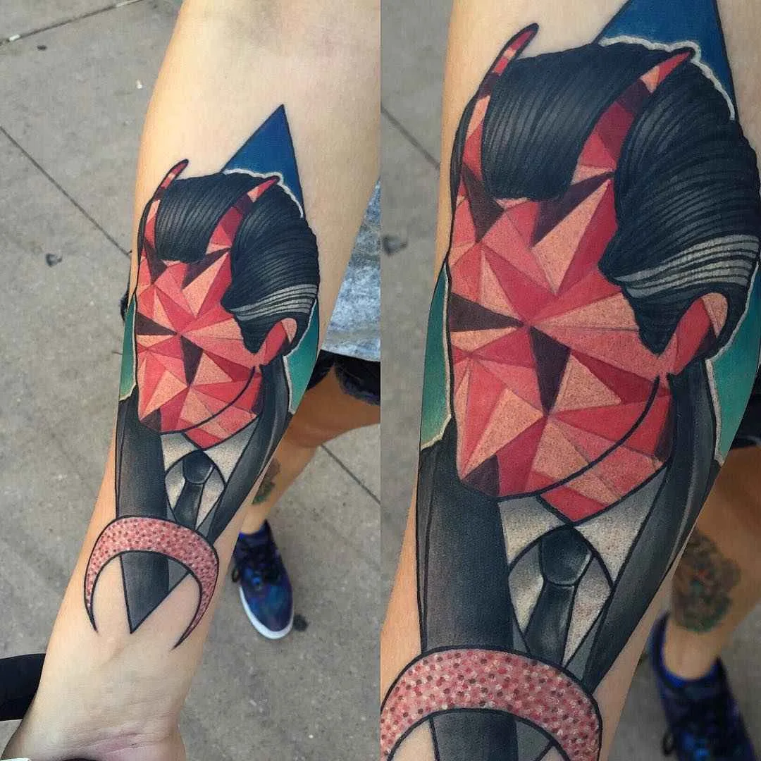 Artista dei tatuaggi Jay Joree, stile neo tradizionale colorato, ritratto astratto, tatuaggio geometrico