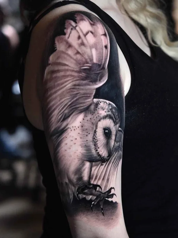 female black and grey realism 纹身 在 upper arm #9738 | 纹身师 Veronica Imbo