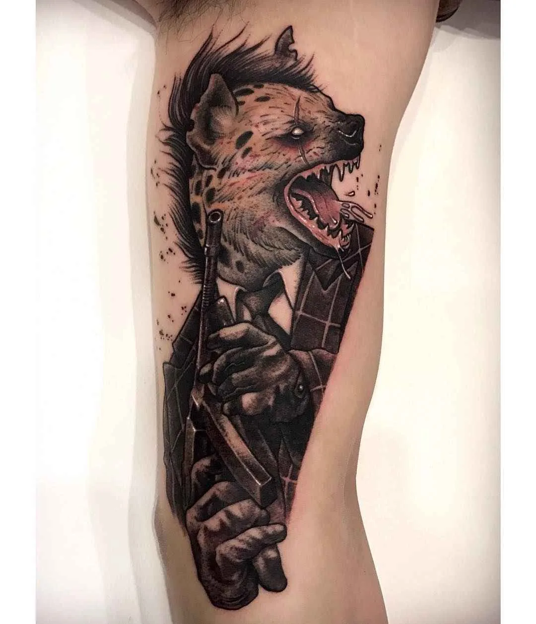 Tattoo artist Varo Tattooer stylish black and grey realism tattoo