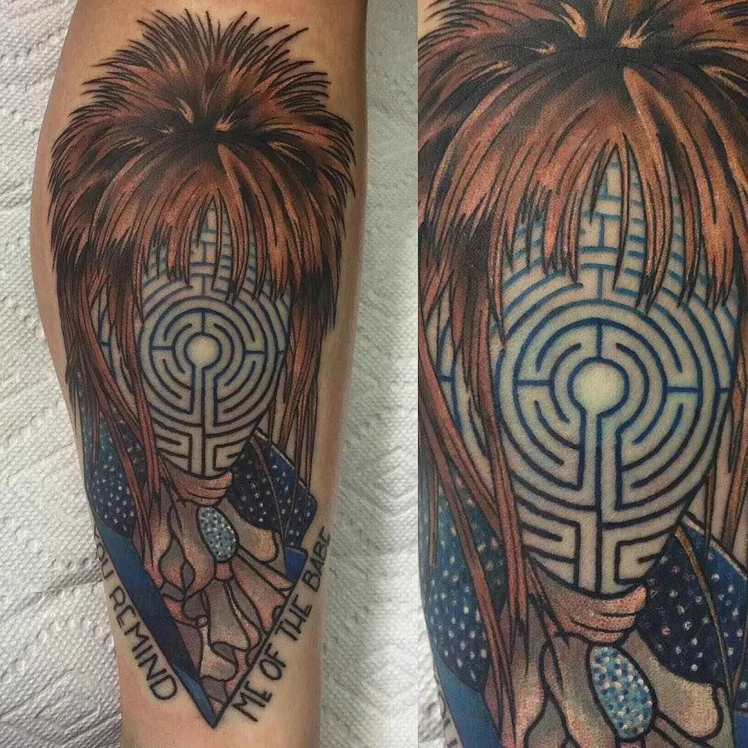 Artista dei tatuaggi Jay Joree, stile neo tradizionale colorato, ritratto astratto, tatuaggio geometrico