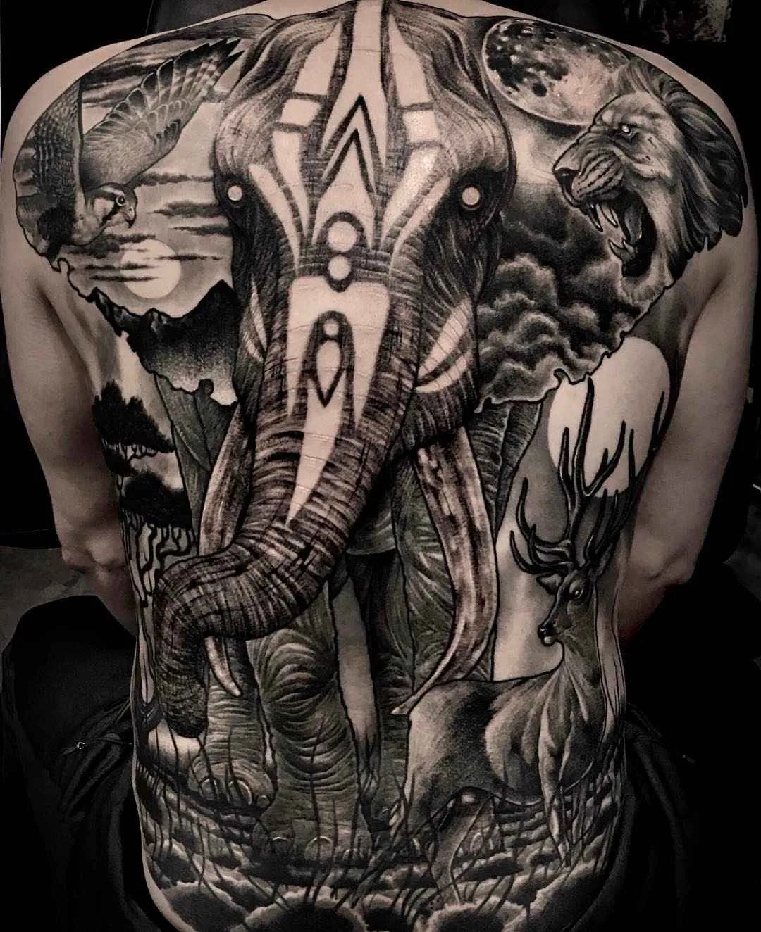 Tattoo artist Varo Tattooer stylish black and grey realism tattoo