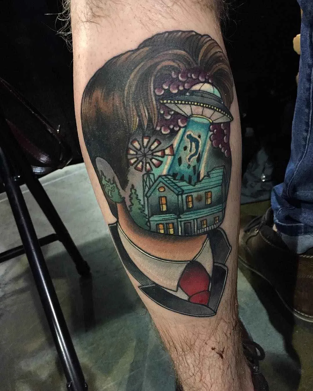 Artista dei tatuaggi Jay Joree, stile neo tradizionale colorato, ritratto astratto, tatuaggio geometrico