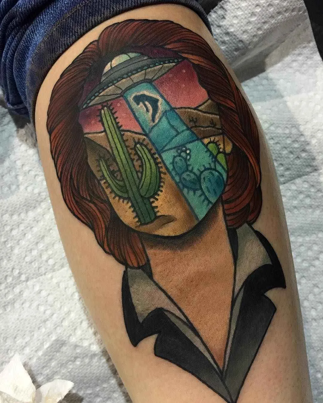 Artista dei tatuaggi Jay Joree, stile neo tradizionale colorato, ritratto astratto, tatuaggio geometrico