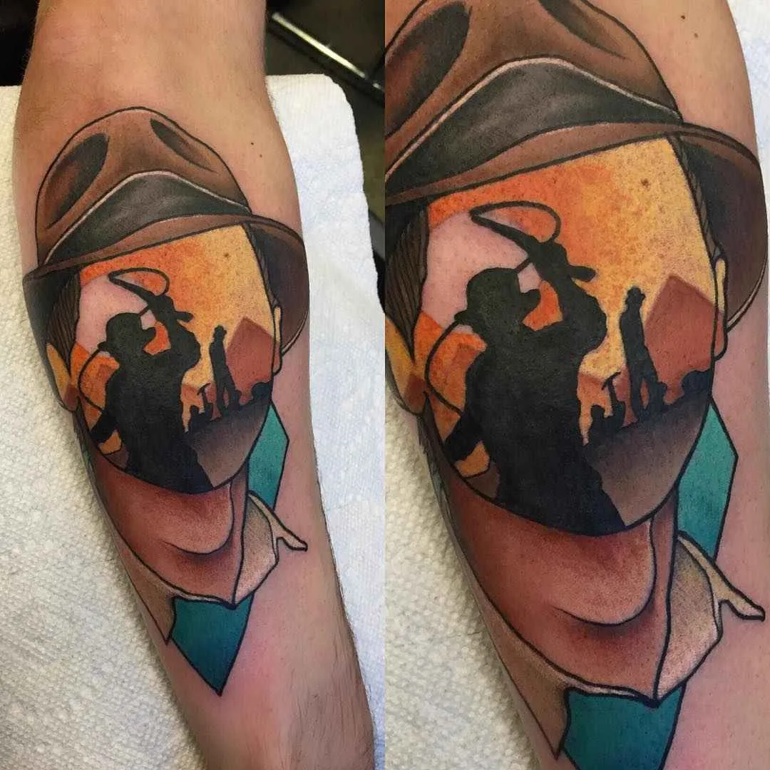 Artista dei tatuaggi Jay Joree, stile neo tradizionale colorato, ritratto astratto, tatuaggio geometrico