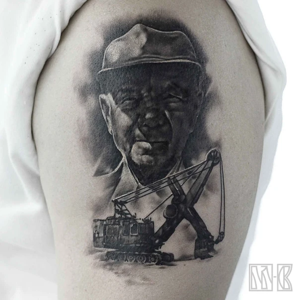 Чёрно-серая Portrait, Machinery tattoo на Бицепс