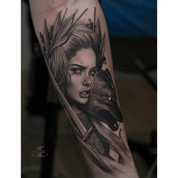 Realism Woman, Wolf tattoo on Forearm