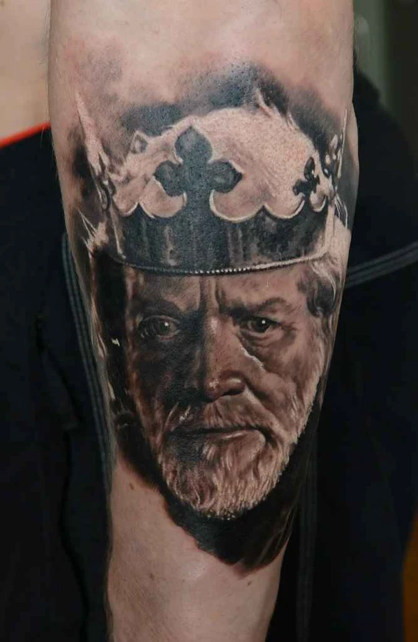 Реализм Portrait, Crown tattoo на Предплечье