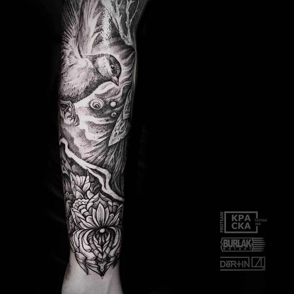 Чёрно-серая Bird, Flower tattoo на Предплечье