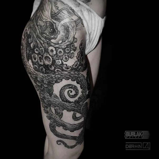 Чёрно-серая Octopus tattoo на Бедро