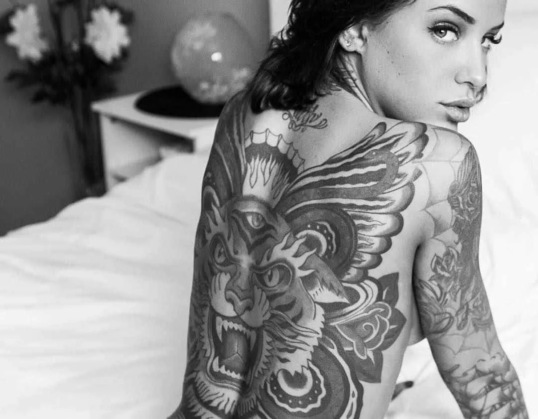 Modello tatuato Laurence B&eacute;dard, modello alternativo femminile, ragazza tatuata | Canada