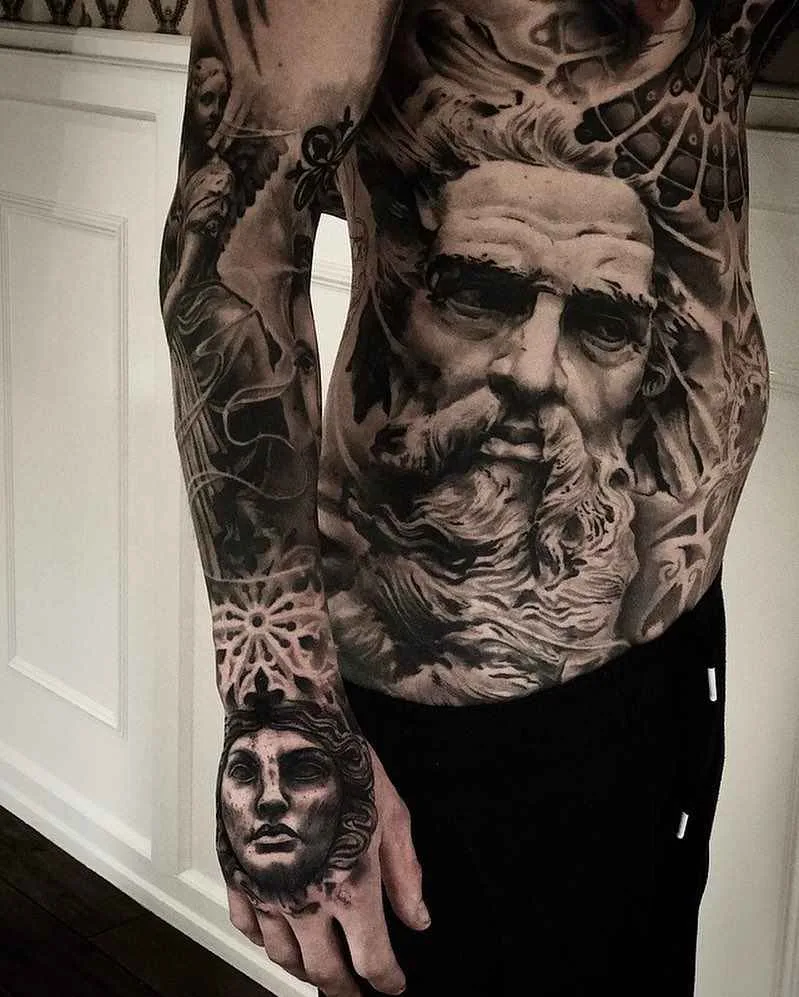 Tattoo artista Mark Wosgerau crea stile nero e grigio ritratto realistico tattoo | Danimarca