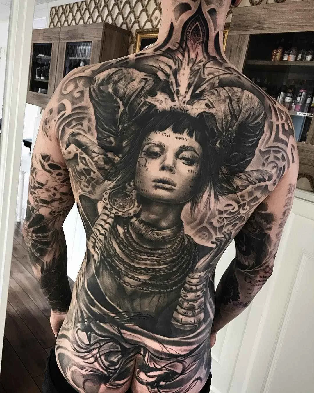 Tattoo artista Mark Wosgerau crea stile nero e grigio ritratto realistico tattoo | Danimarca