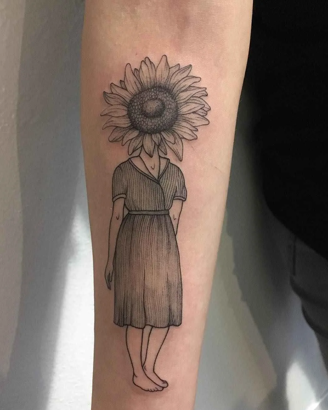 Tattoo artist Anna Neudecker authors style black surrealistic tattoo, linework, minimalism | Milano, Italy