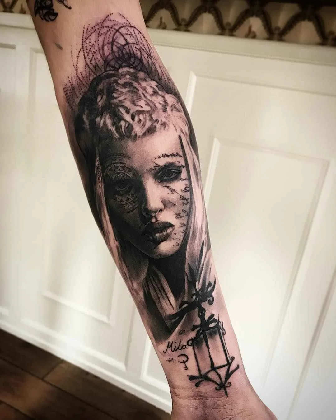 Tattoo artista Mark Wosgerau crea stile nero e grigio ritratto realistico tattoo | Danimarca