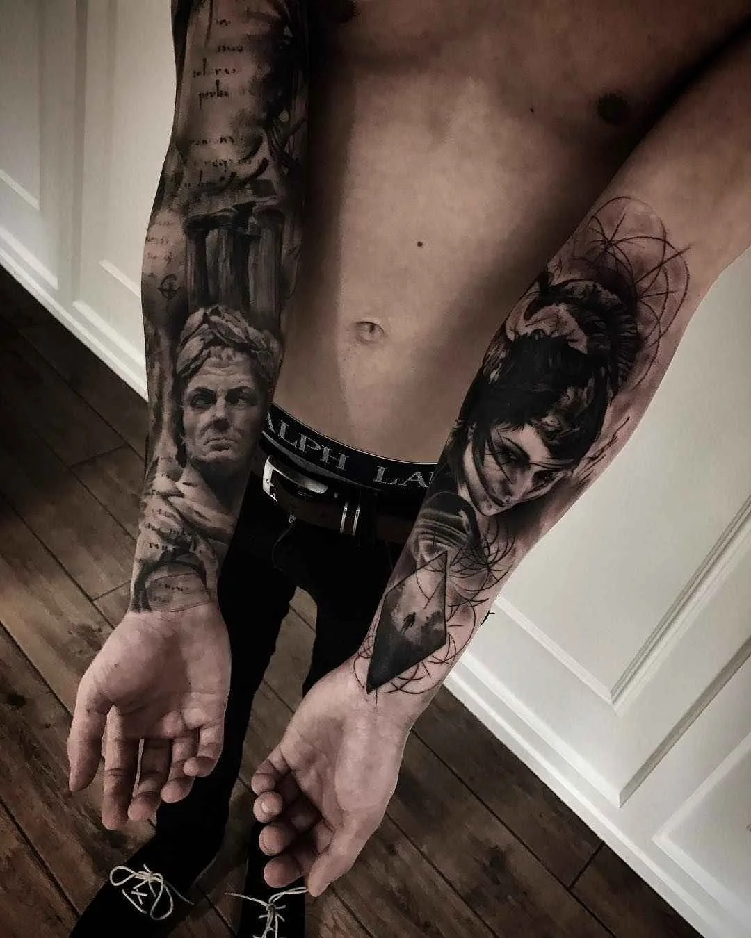 Tattoo artista Mark Wosgerau crea stile nero e grigio ritratto realistico tattoo | Danimarca