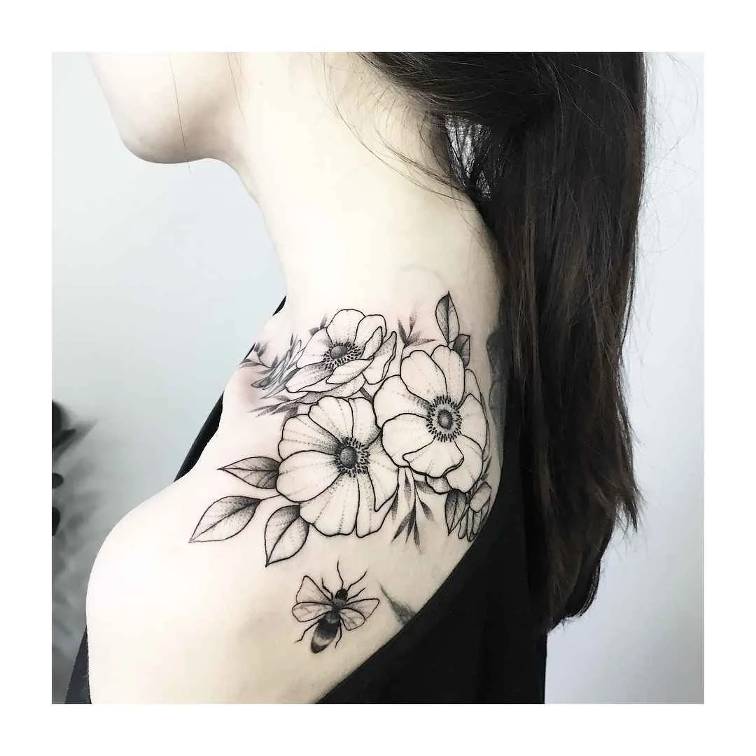 Artista di tatuaggi Vlada Shevchenko, tatuaggio nero chiaro in stile dell'autore, linewok, minimalismo | Kiev, Ucraina