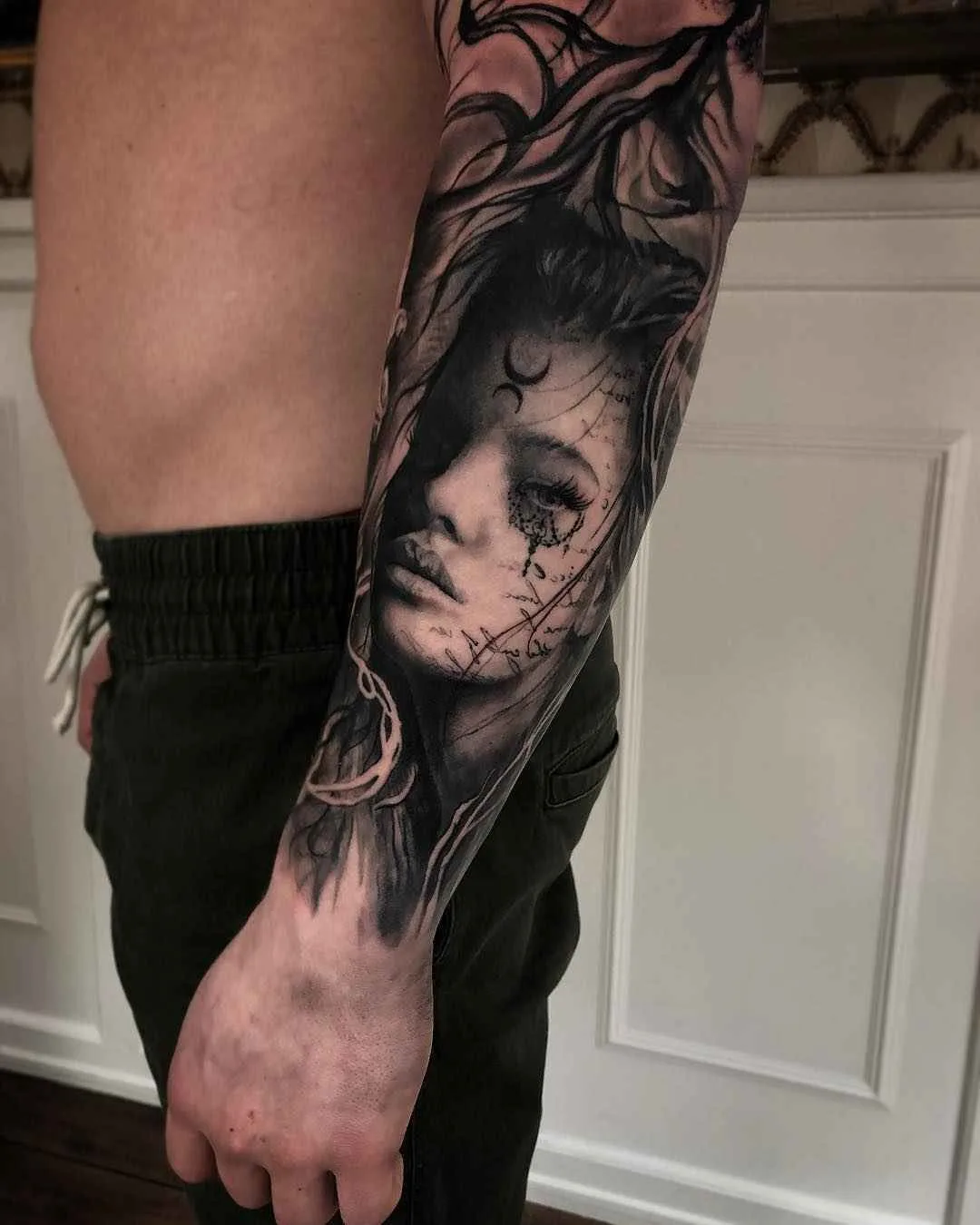 Tattoo artista Mark Wosgerau crea stile nero e grigio ritratto realistico tattoo | Danimarca