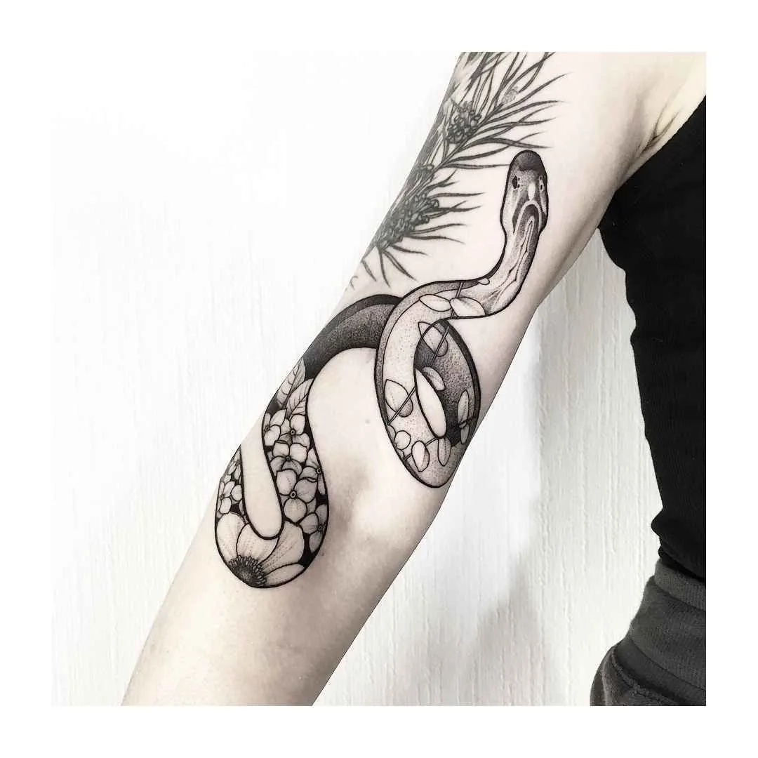 Artista di tatuaggi Vlada Shevchenko, tatuaggio nero chiaro in stile dell'autore, linewok, minimalismo | Kiev, Ucraina