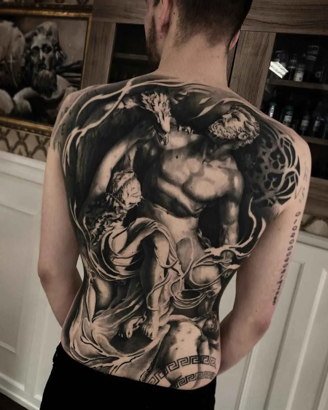 Tattoo artista Mark Wosgerau crea stile nero e grigio ritratto realistico tattoo | Danimarca
