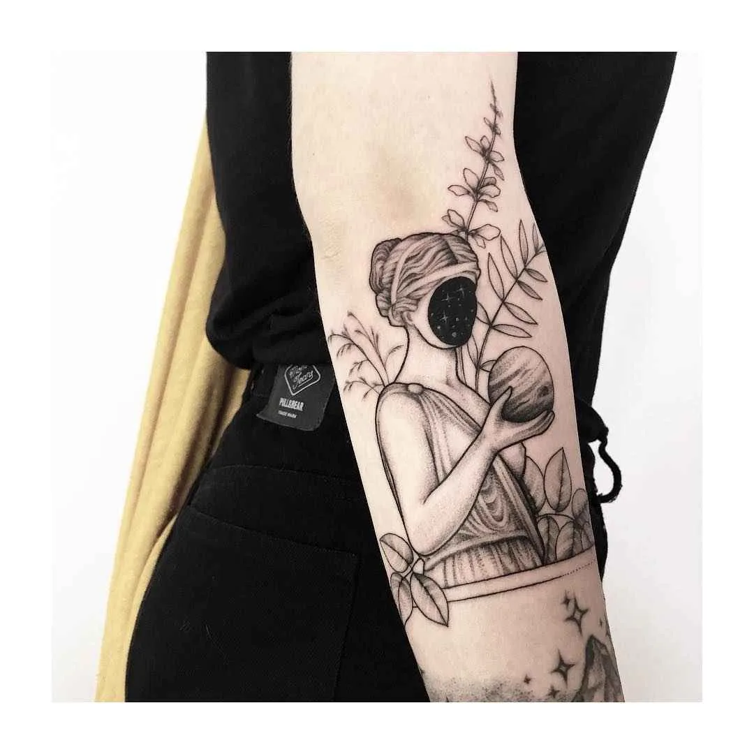 Artista di tatuaggi Vlada Shevchenko, tatuaggio nero chiaro in stile dell'autore, linewok, minimalismo | Kiev, Ucraina
