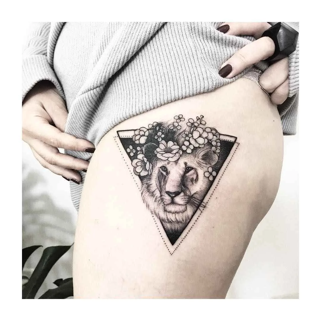 Artista di tatuaggi Vlada Shevchenko, tatuaggio nero chiaro in stile dell'autore, linewok, minimalismo | Kiev, Ucraina