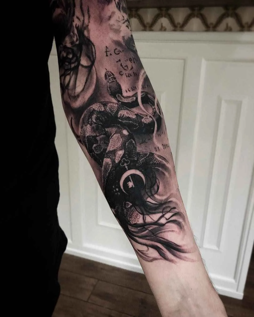 Tattoo artista Mark Wosgerau crea stile nero e grigio ritratto realistico tattoo | Danimarca
