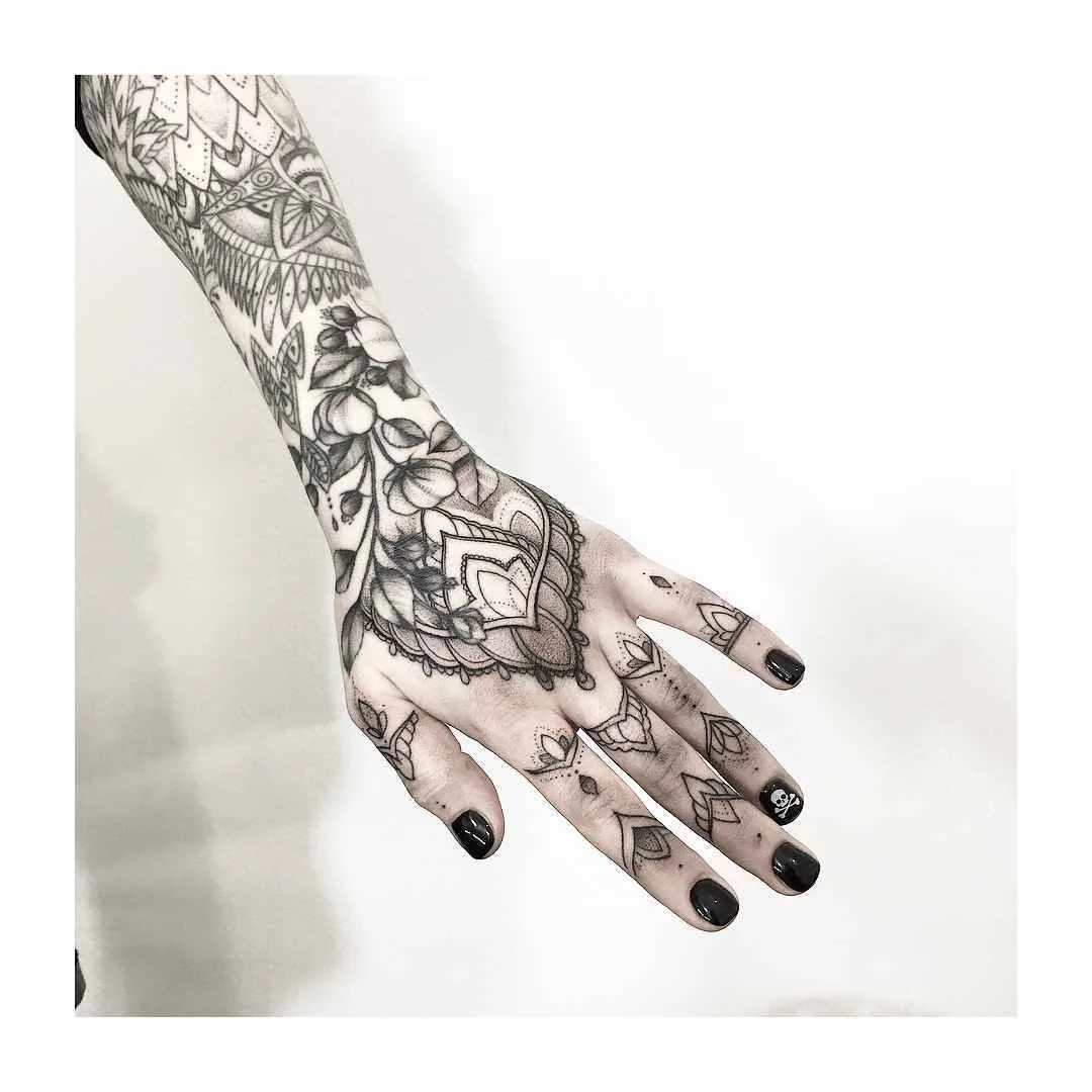 Artista di tatuaggi Vlada Shevchenko, tatuaggio nero chiaro in stile dell'autore, linewok, minimalismo | Kiev, Ucraina