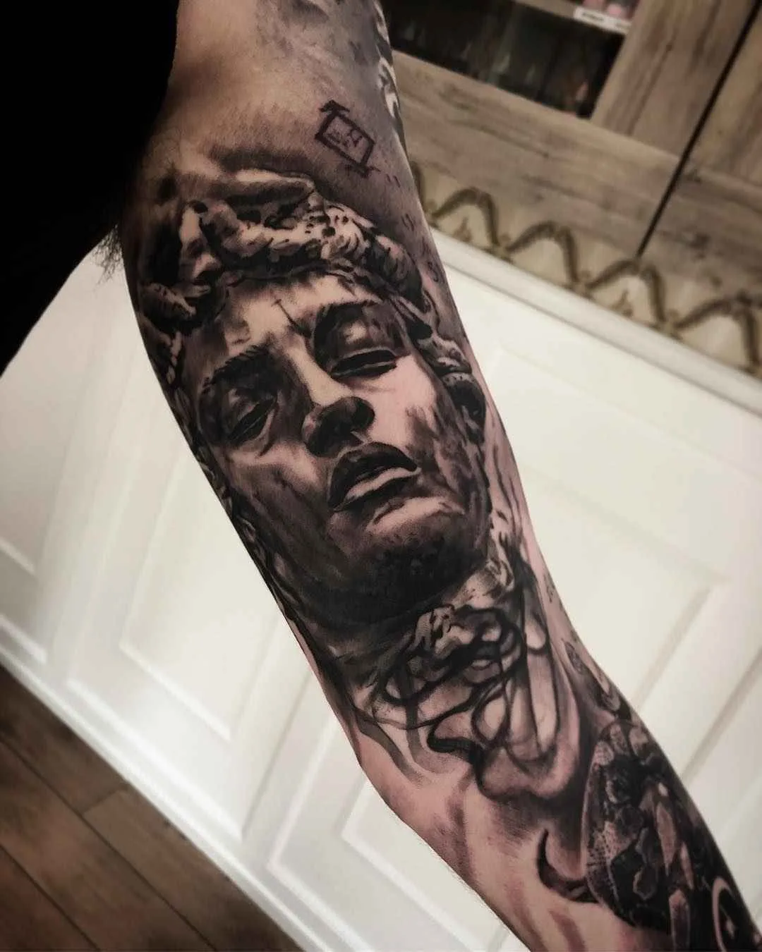 Tattoo artista Mark Wosgerau crea stile nero e grigio ritratto realistico tattoo | Danimarca