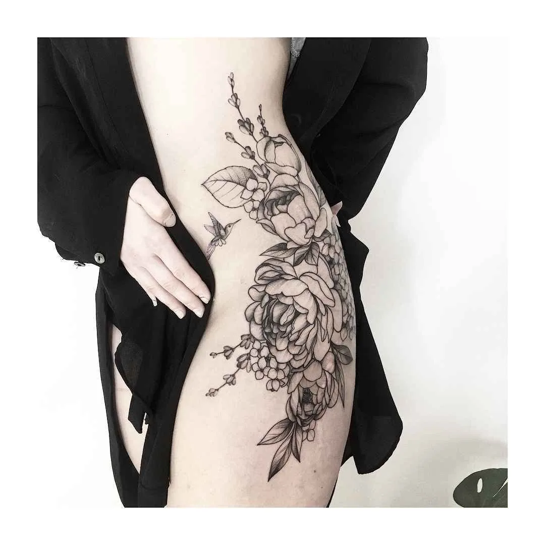 Artista di tatuaggi Vlada Shevchenko, tatuaggio nero chiaro in stile dell'autore, linewok, minimalismo | Kiev, Ucraina