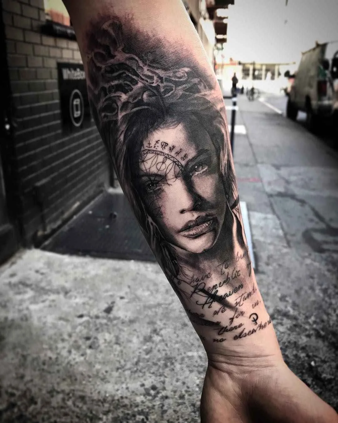 Tattoo artista Mark Wosgerau crea stile nero e grigio ritratto realistico tattoo | Danimarca