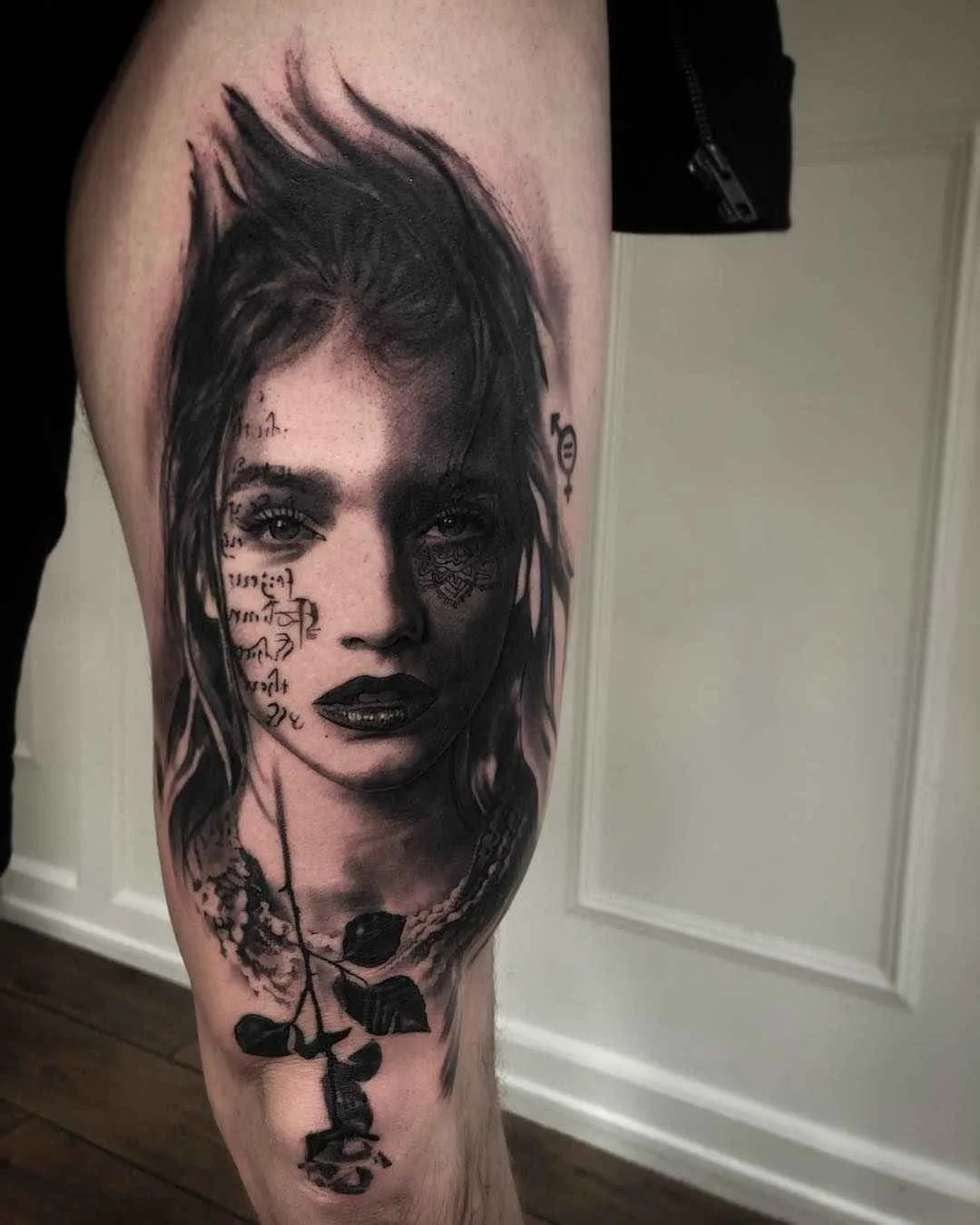 Tattoo artista Mark Wosgerau crea stile nero e grigio ritratto realistico tattoo | Danimarca