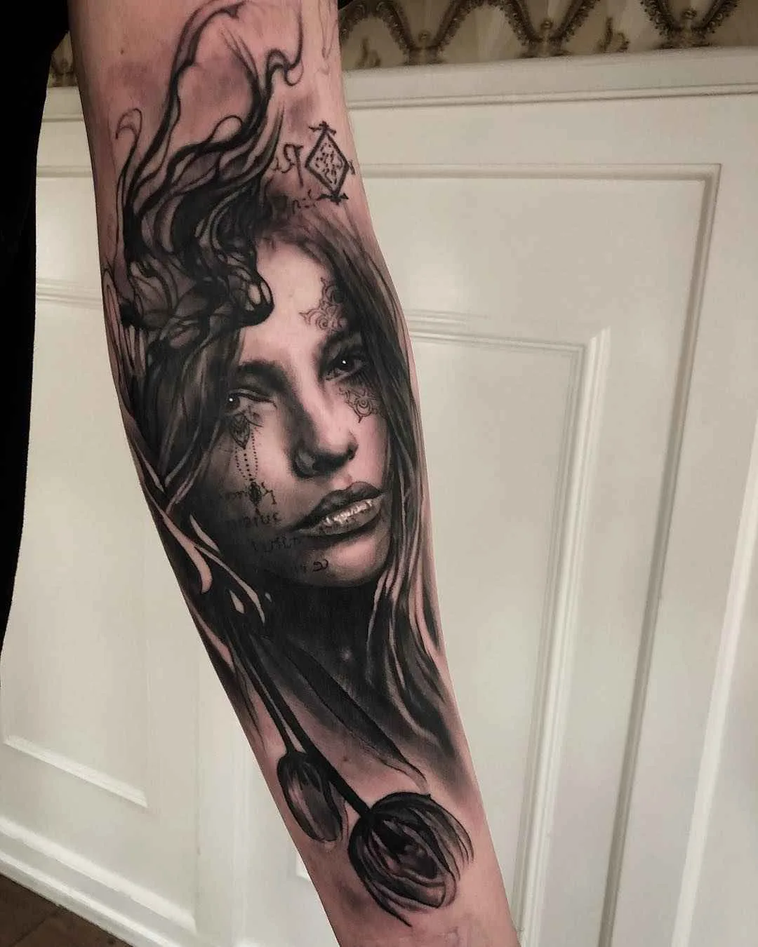 Tattoo artista Mark Wosgerau crea stile nero e grigio ritratto realistico tattoo | Danimarca