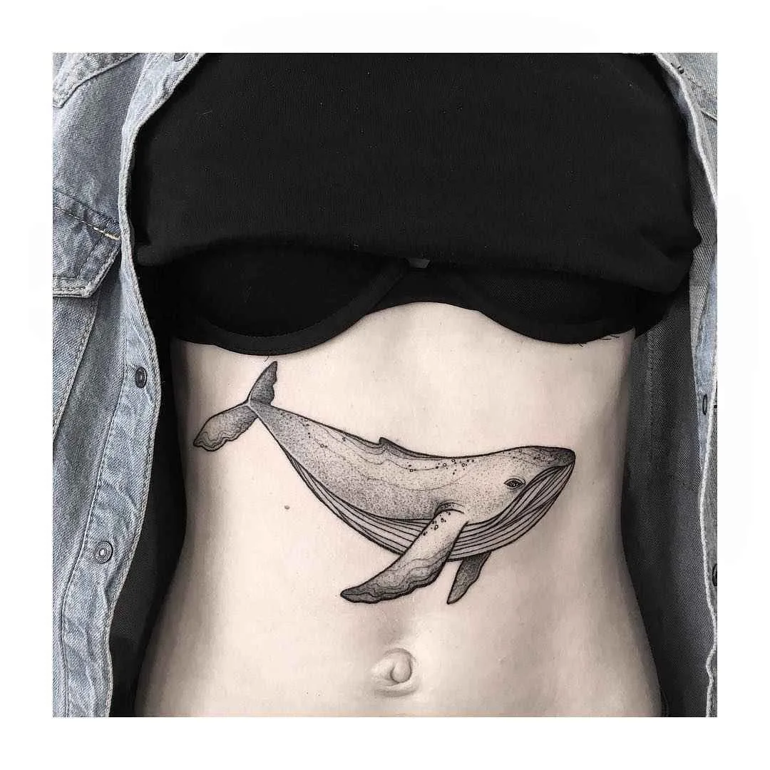 Artista di tatuaggi Vlada Shevchenko, tatuaggio nero chiaro in stile dell'autore, linewok, minimalismo | Kiev, Ucraina