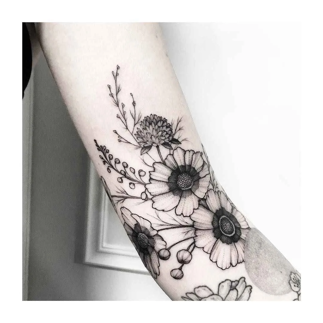 Artista di tatuaggi Vlada Shevchenko, tatuaggio nero chiaro in stile dell'autore, linewok, minimalismo | Kiev, Ucraina