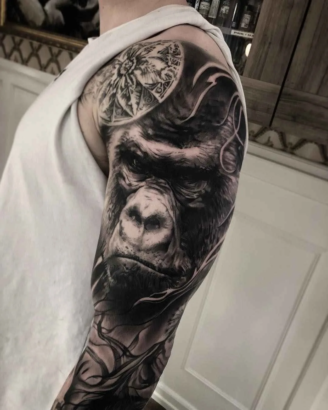 Tattoo artista Mark Wosgerau crea stile nero e grigio ritratto realistico tattoo | Danimarca