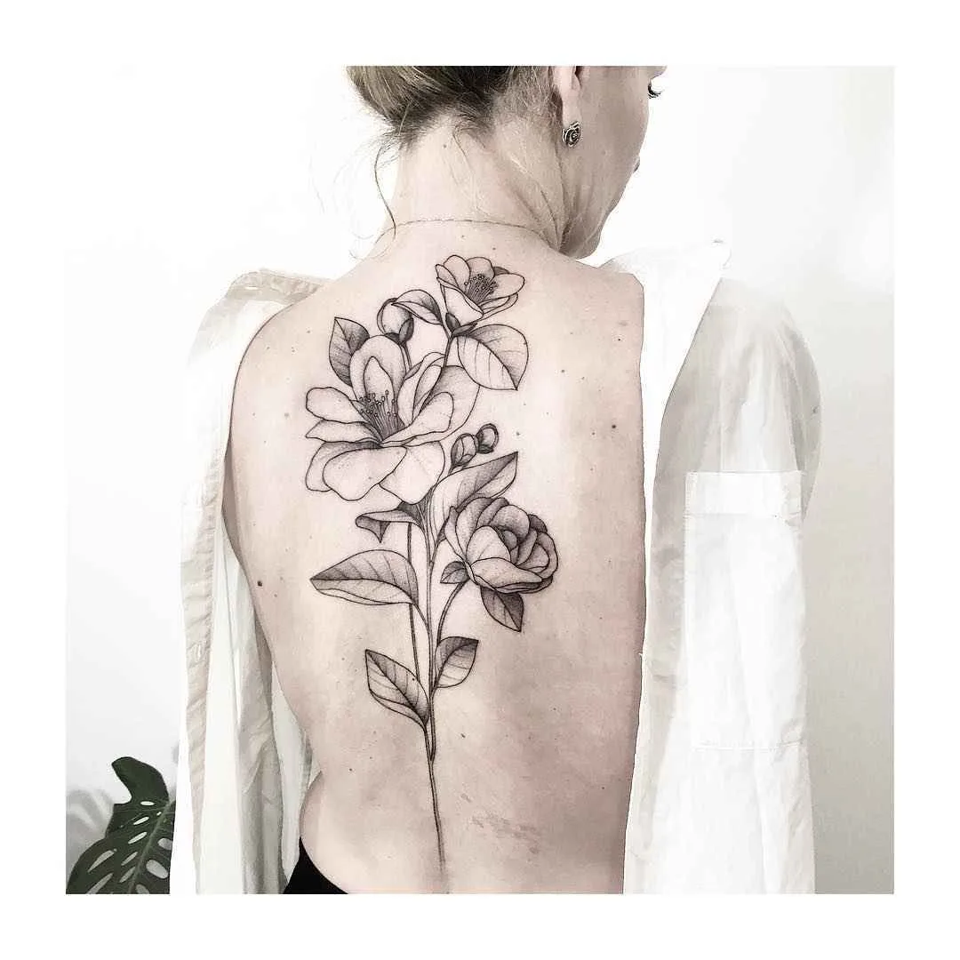 Artista di tatuaggi Vlada Shevchenko, tatuaggio nero chiaro in stile dell'autore, linewok, minimalismo | Kiev, Ucraina