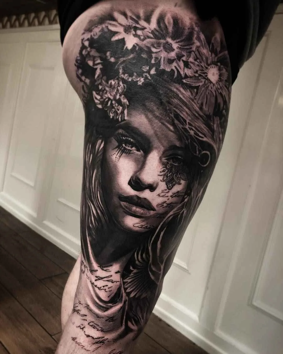 Tattoo artista Mark Wosgerau crea stile nero e grigio ritratto realistico tattoo | Danimarca