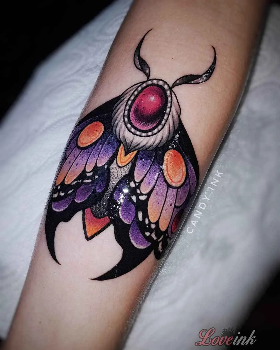 Tatuador Laura Konieczna, estilo de tatuagem de cores autorais neo-tradicional | Polônia
