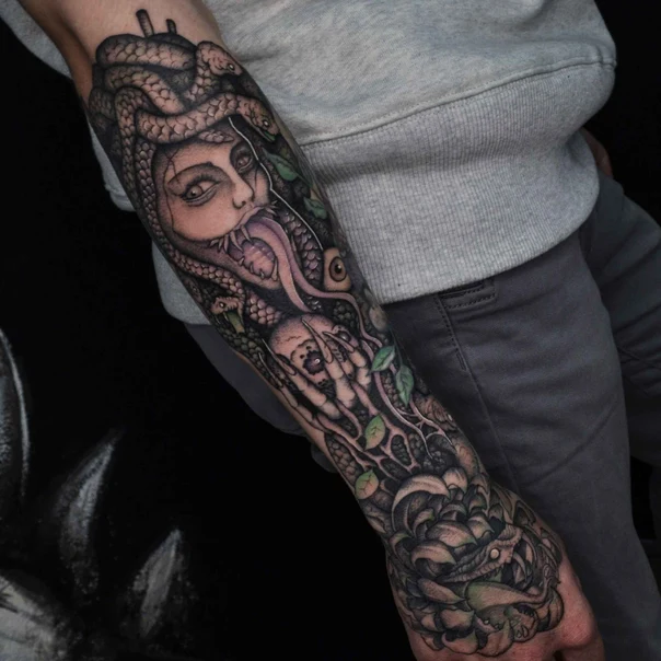 Чёрно-серая Medusa, Snake tattoo на Полный рукав